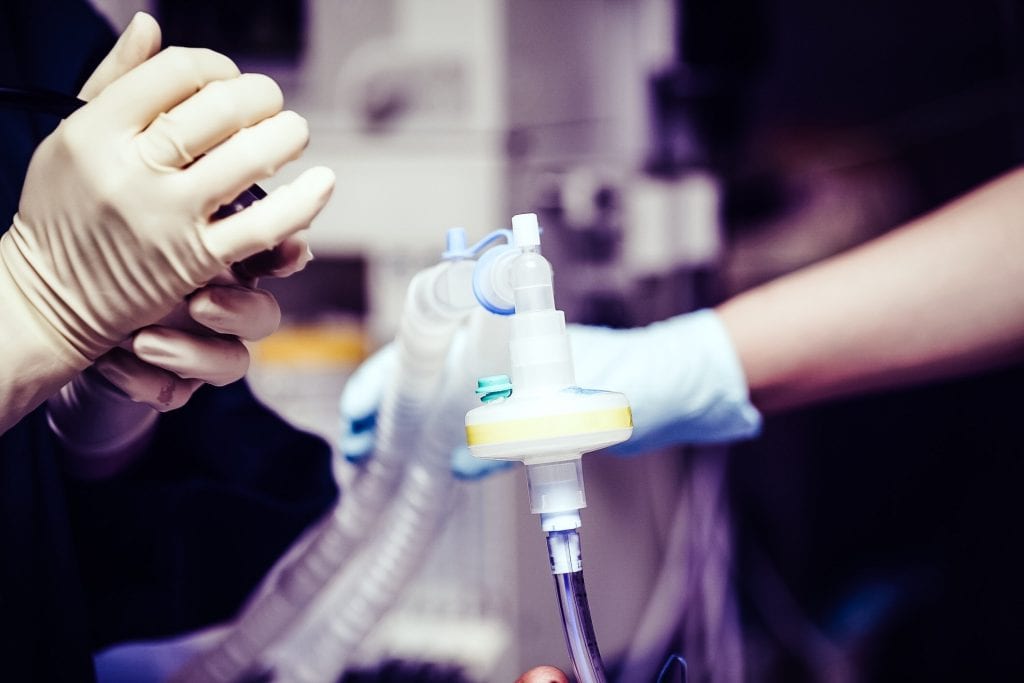 travel nurse learning to use a ventilator