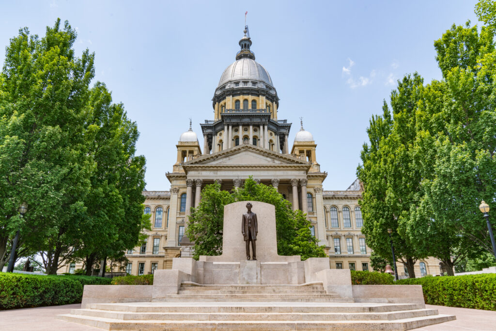Abraham Lincoln statue in front of the Illinois State Capitol in Springfield, Illinois—a must-see for healthcare travelers taking travel assignments in the state capital.