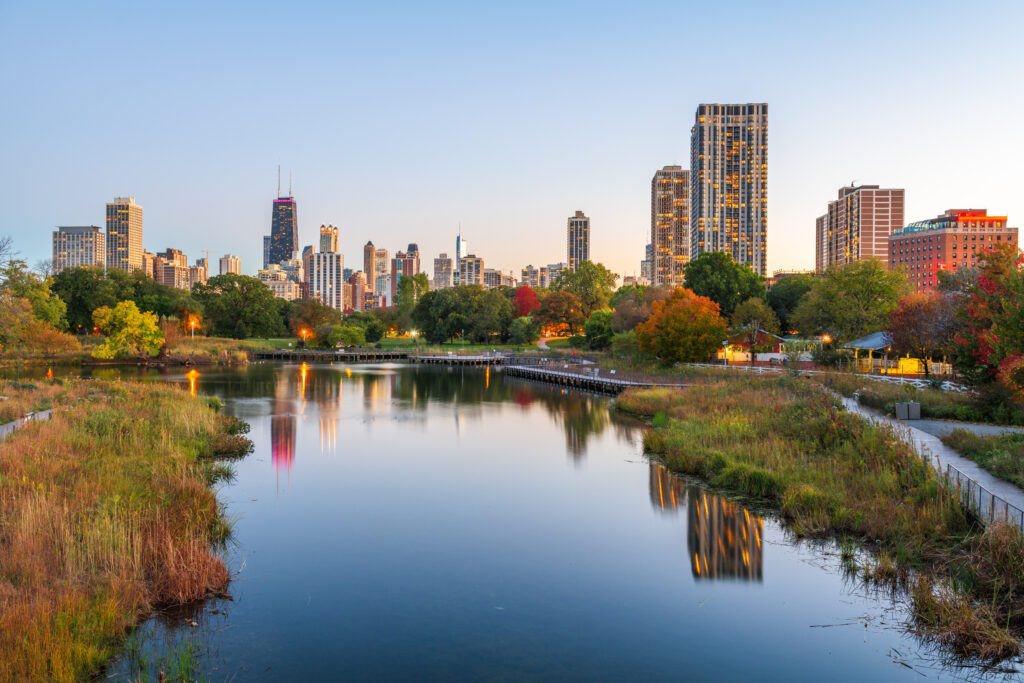 Chicago skyline at twilight viewed from Lincoln Park, showcasing city lights and iconic architecture—a must-see for healthcare travelers on assignment in Illinois.